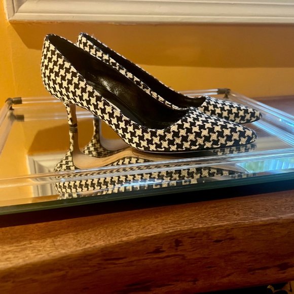 Manolo Blahnik Houndstooth Pointed-Toe Pumps - Picture 2 of 5